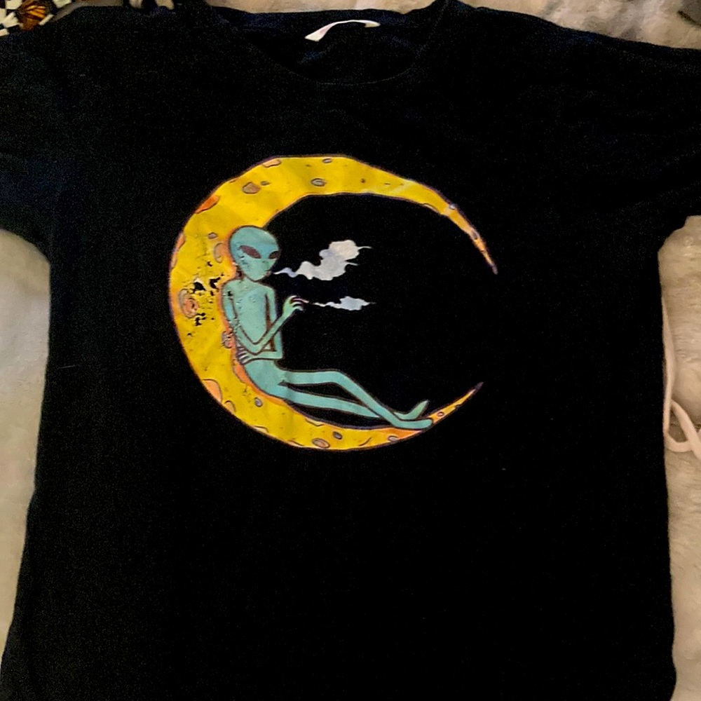 Black shirt with alien sitting on a moon USED